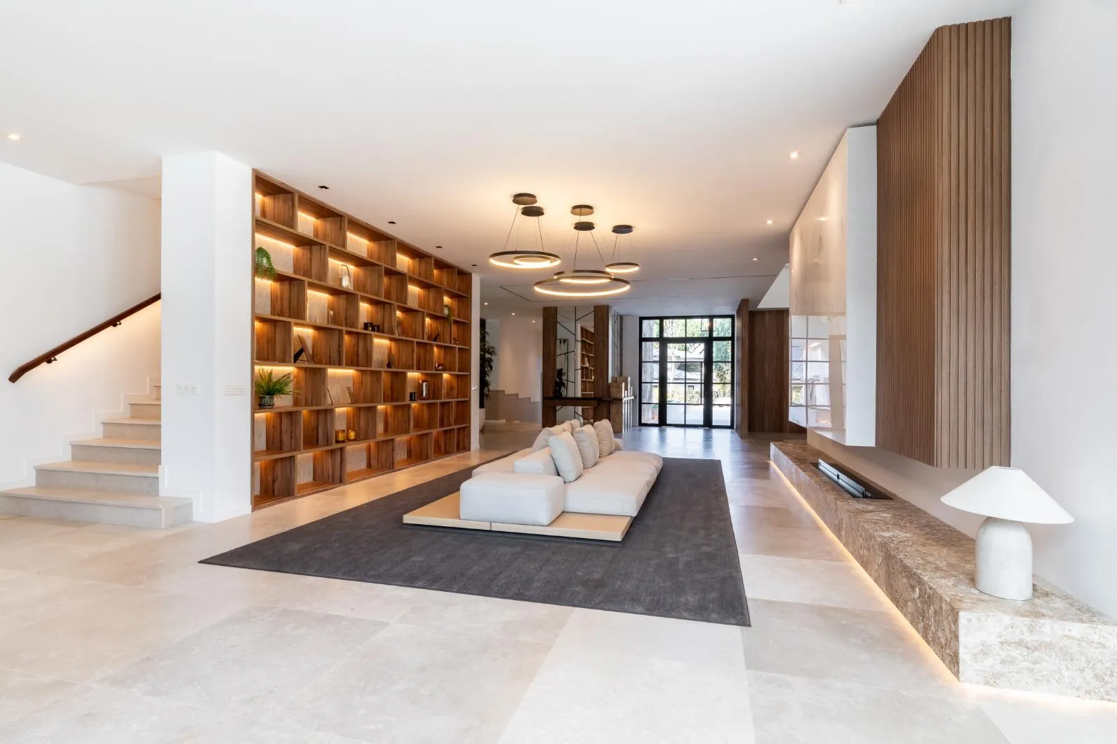 Foto de living moderno con librería