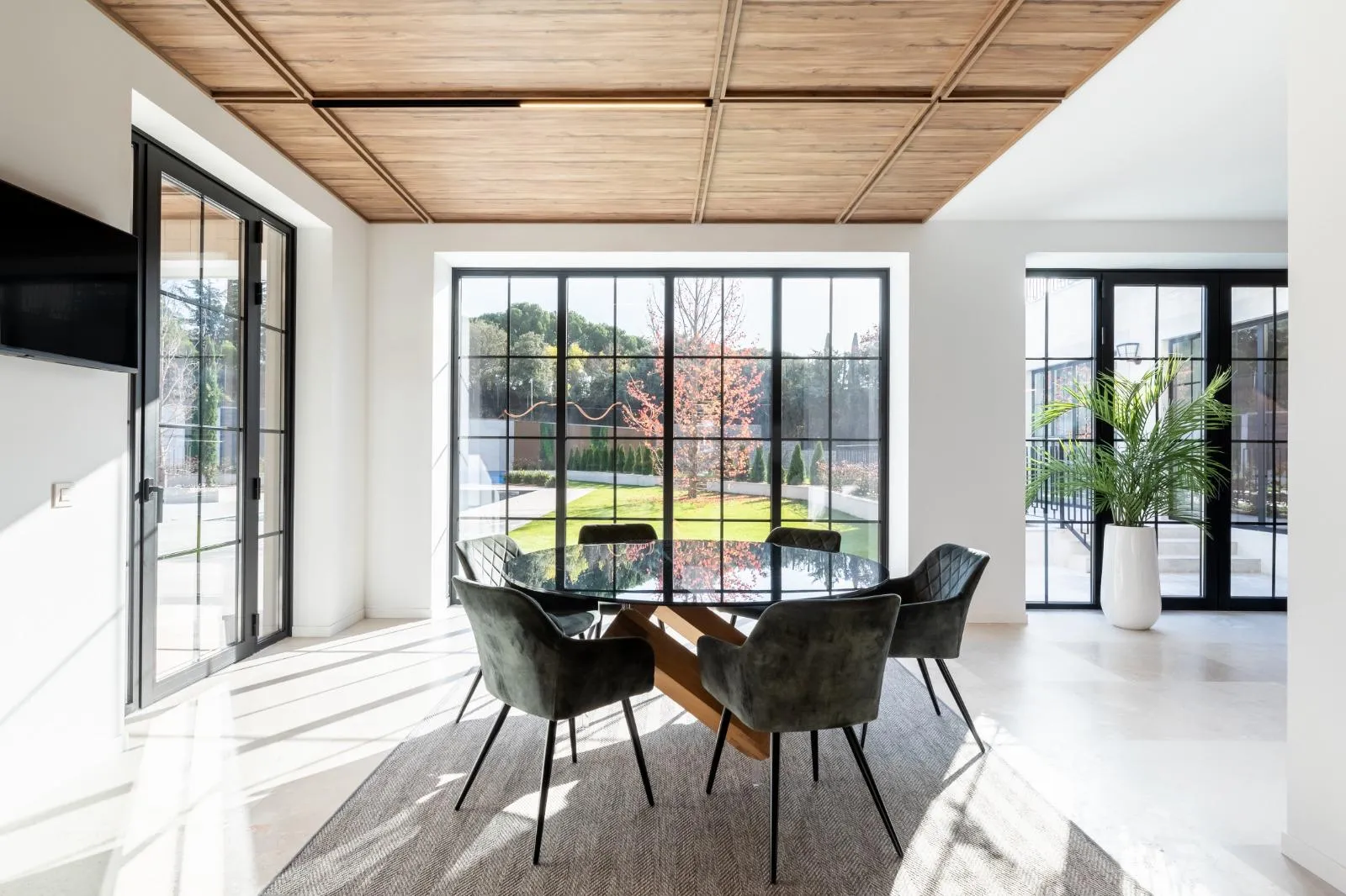 Foto de comedor con ventanales a jardín