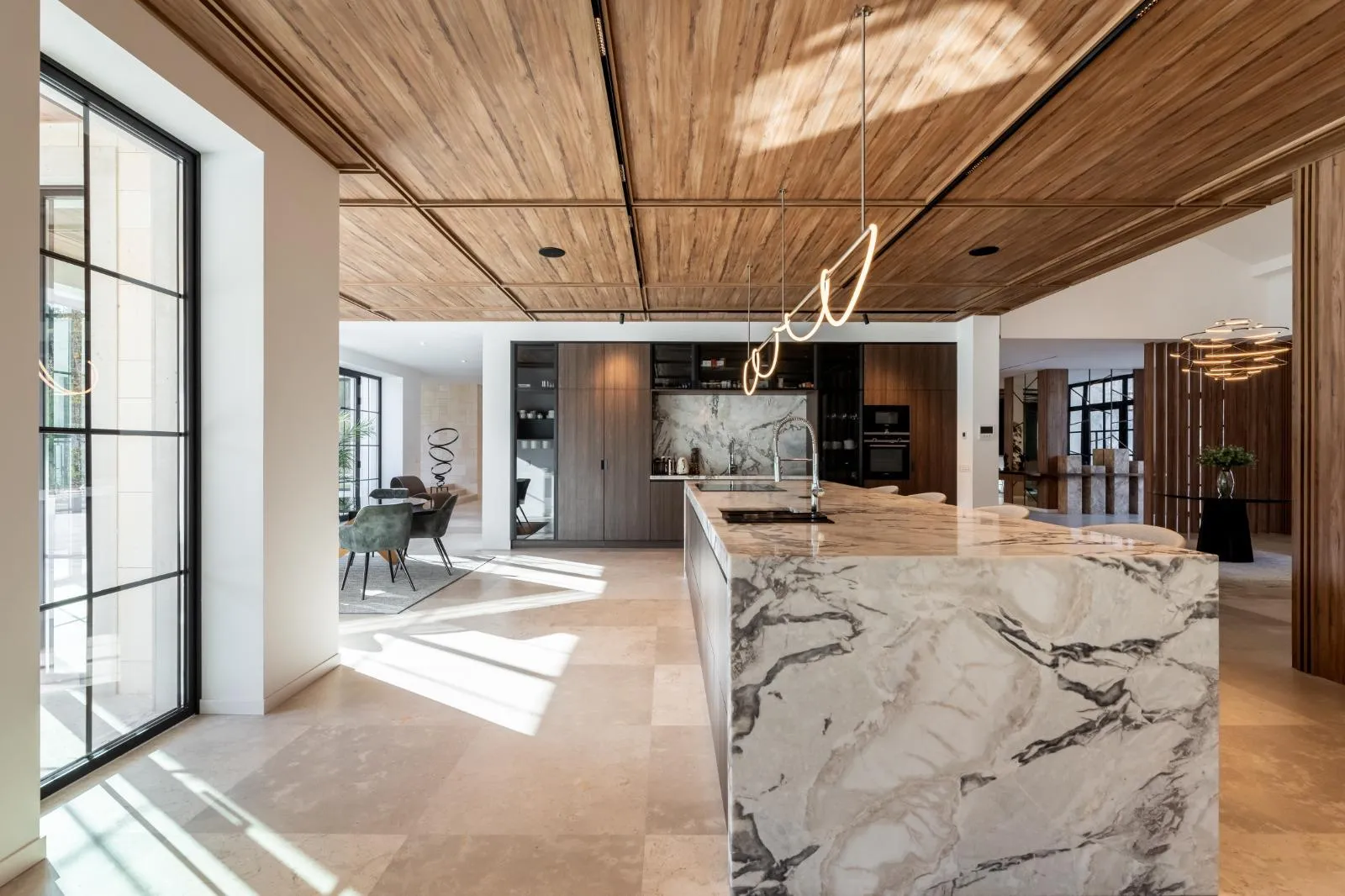 Foto de cocina de granito con amplio comedor