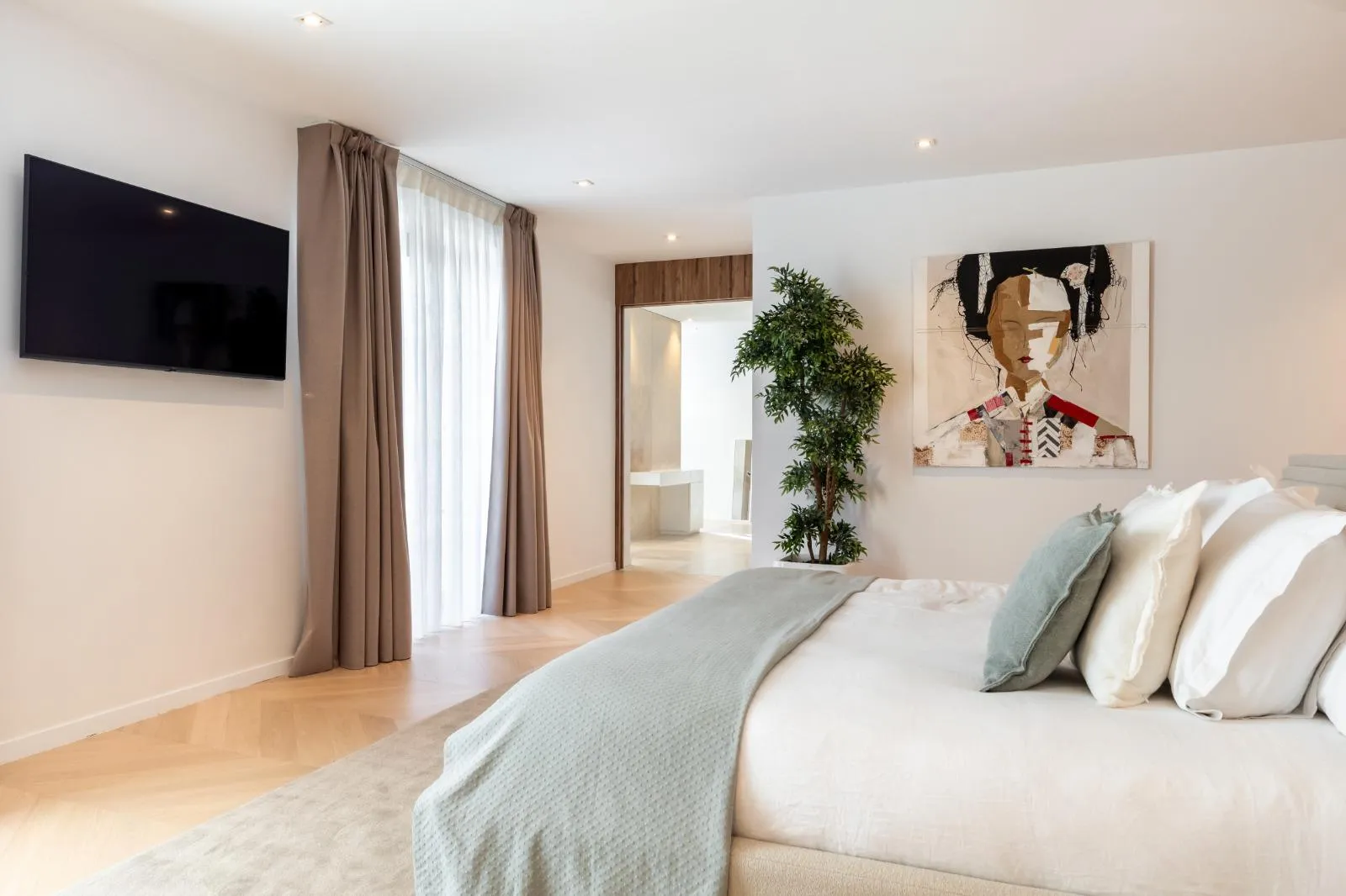 Foto de dormitorio moderno con cuadro